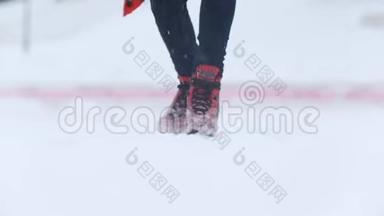 一个年轻的女人在外面穿着鲜红的溜冰鞋<strong>滑冰</strong>。 <strong>大雪</strong>纷飞。 慢动作